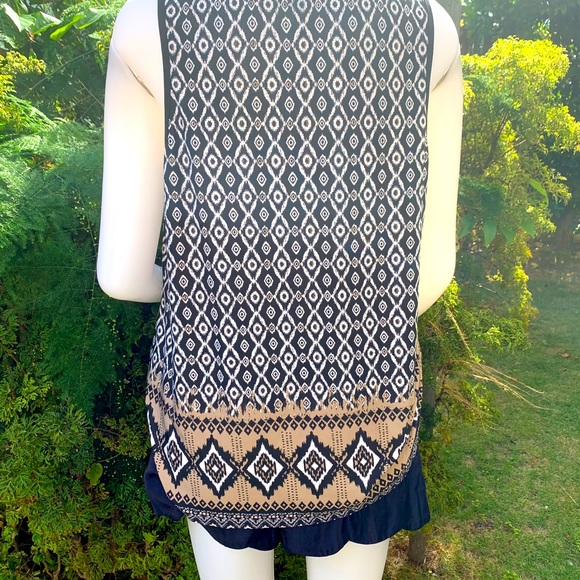 Simple printed sleeveless high neck work tunic - Picture 3 of 3